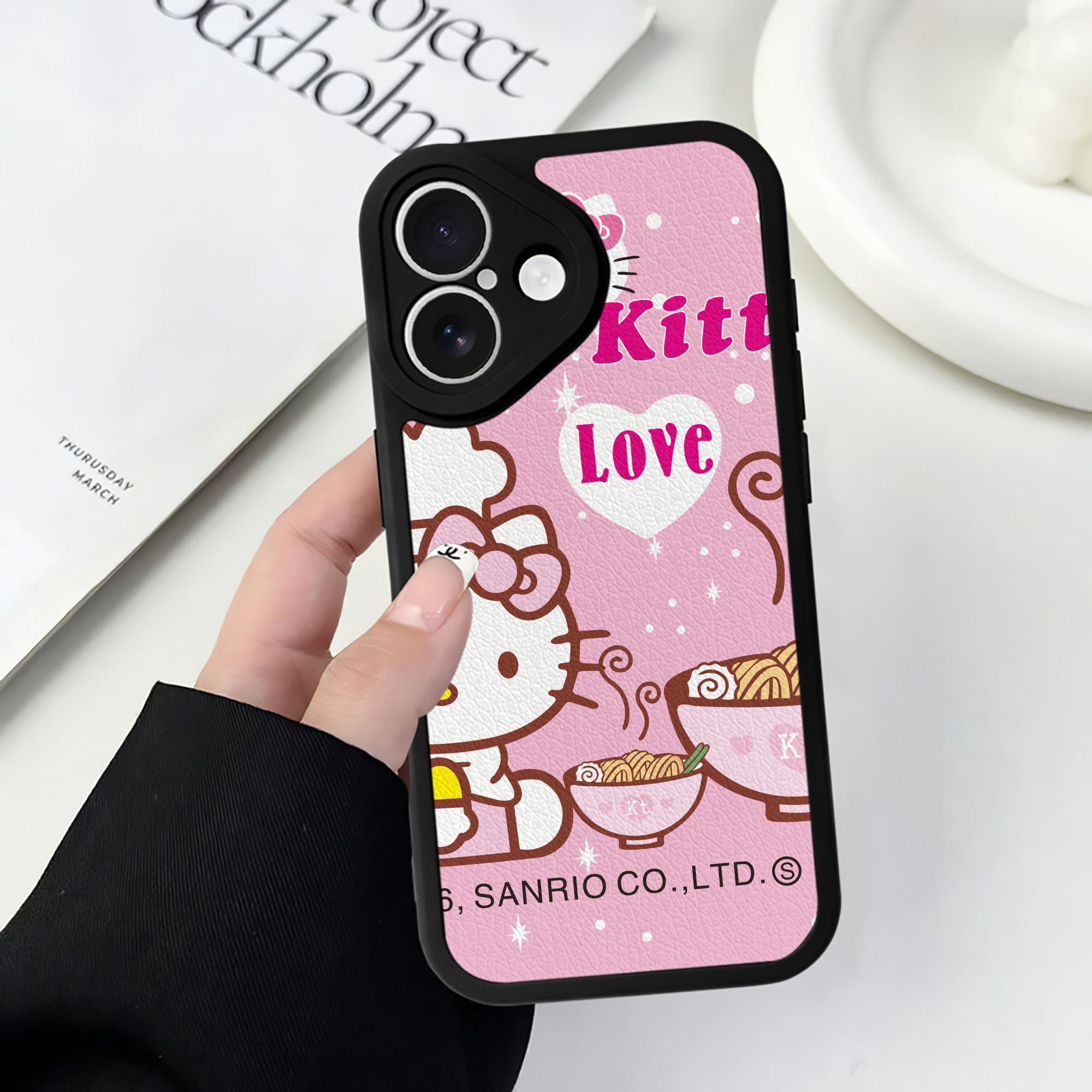 （画像用） Hello Kitty ハローキティ 【iPhone 16シリーズ対応】シリコンスマホケース（レザー調） 材質：シリコン